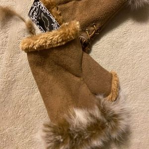 Fur fingerless gloves